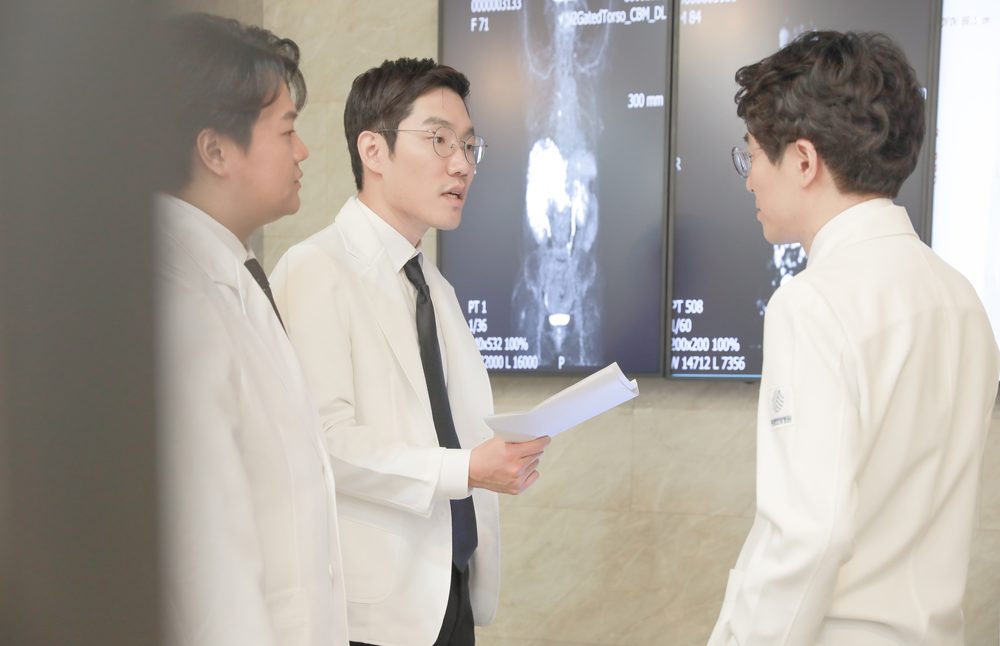 메디람한방병원 의료진이 영상 검사 결과를 함께 살펴보는 모습
