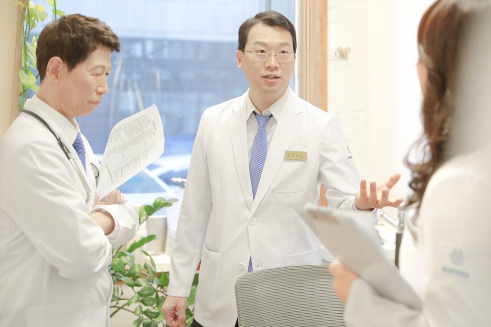 메디람한방병원 의료진이 서류를 보며 환자 상태를 함께 논의하는 모습
