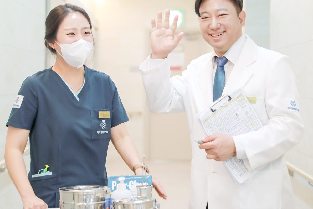 메디람한방병원 의료진이 복도에서 환자를 안내하는 모습