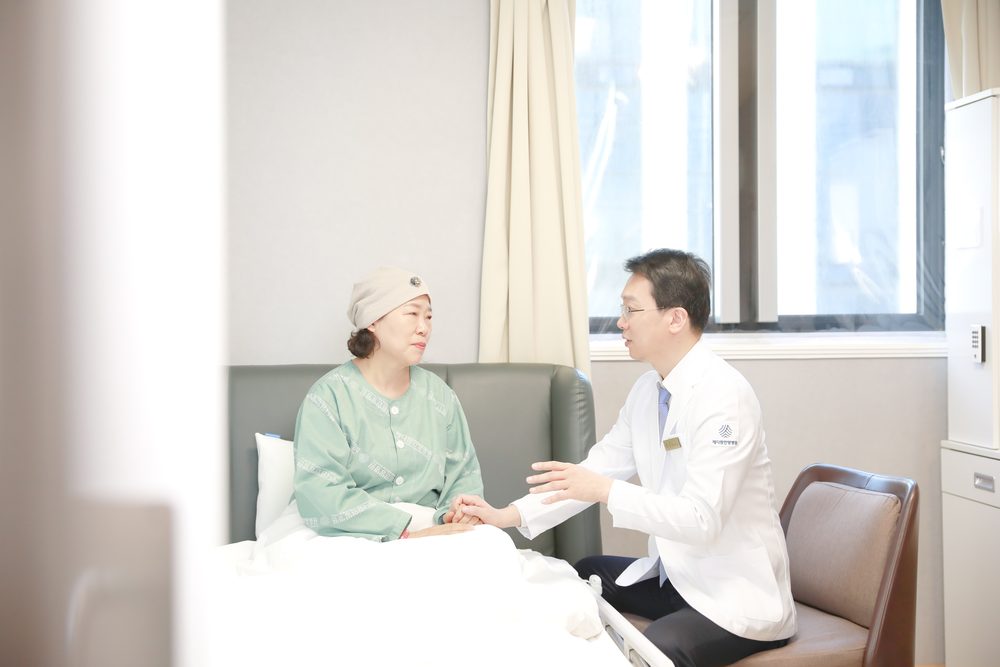 메디람한방병원 병실에서 환자와 상담하는 모습