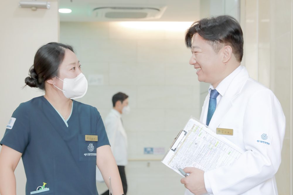 메디람한방병원 의료진이 환자와 대화하는 모습