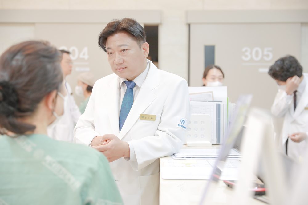 메디람한방병원 간호사실에서 의료진이 환자와 상담하는 모습