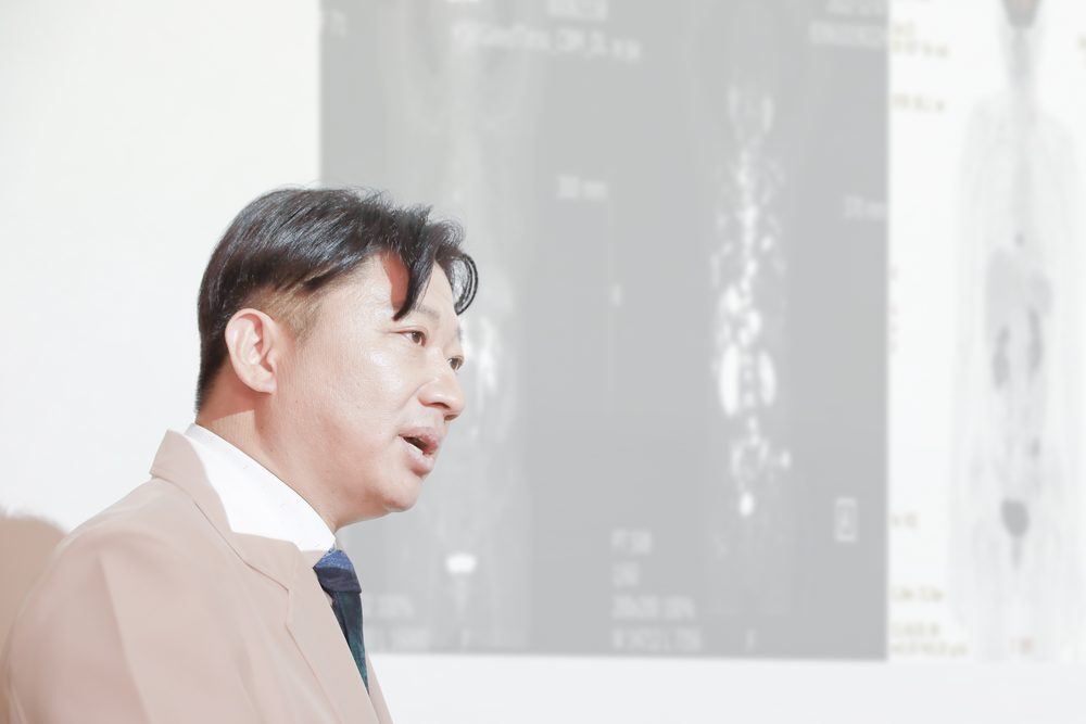 메디람한방병원 원장이 뼈스캔 영상을 설명하는 모습