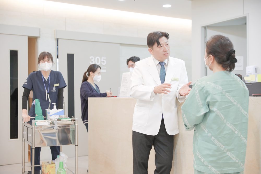 메디람한방병원 간호사실에서 의료진이 환자와 상담하는 모습