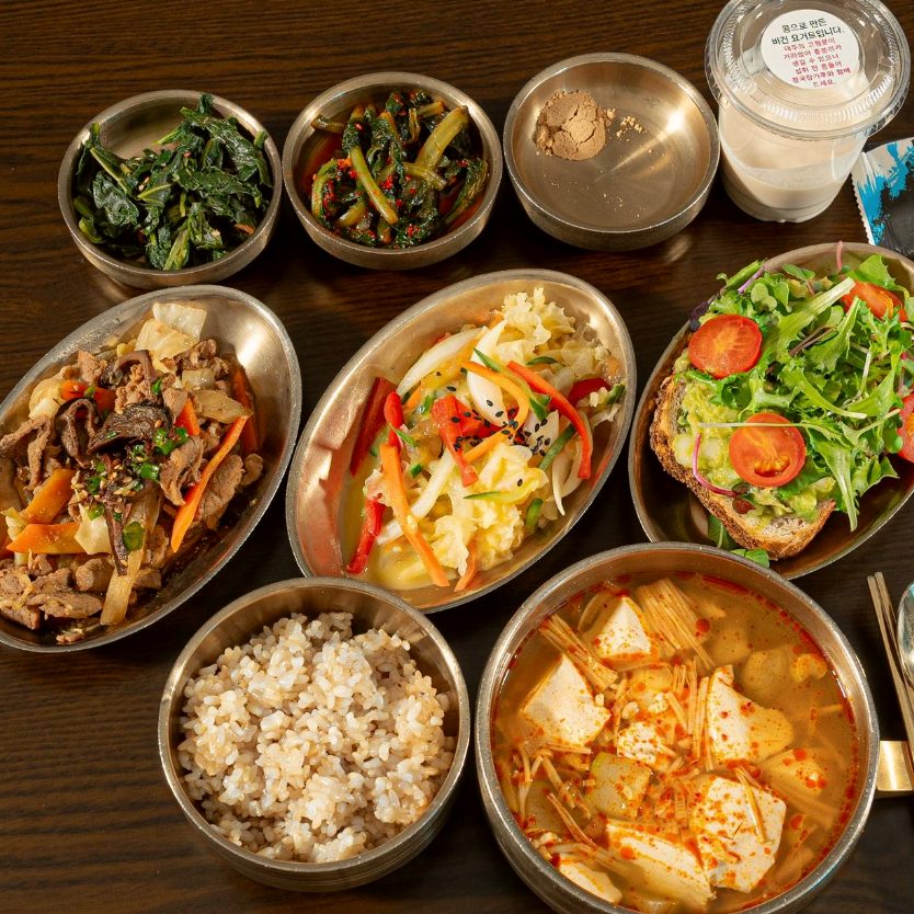 생선과 두부, 채소 반찬으로 차린 메디람한방병원 환자식 일반식 한 상