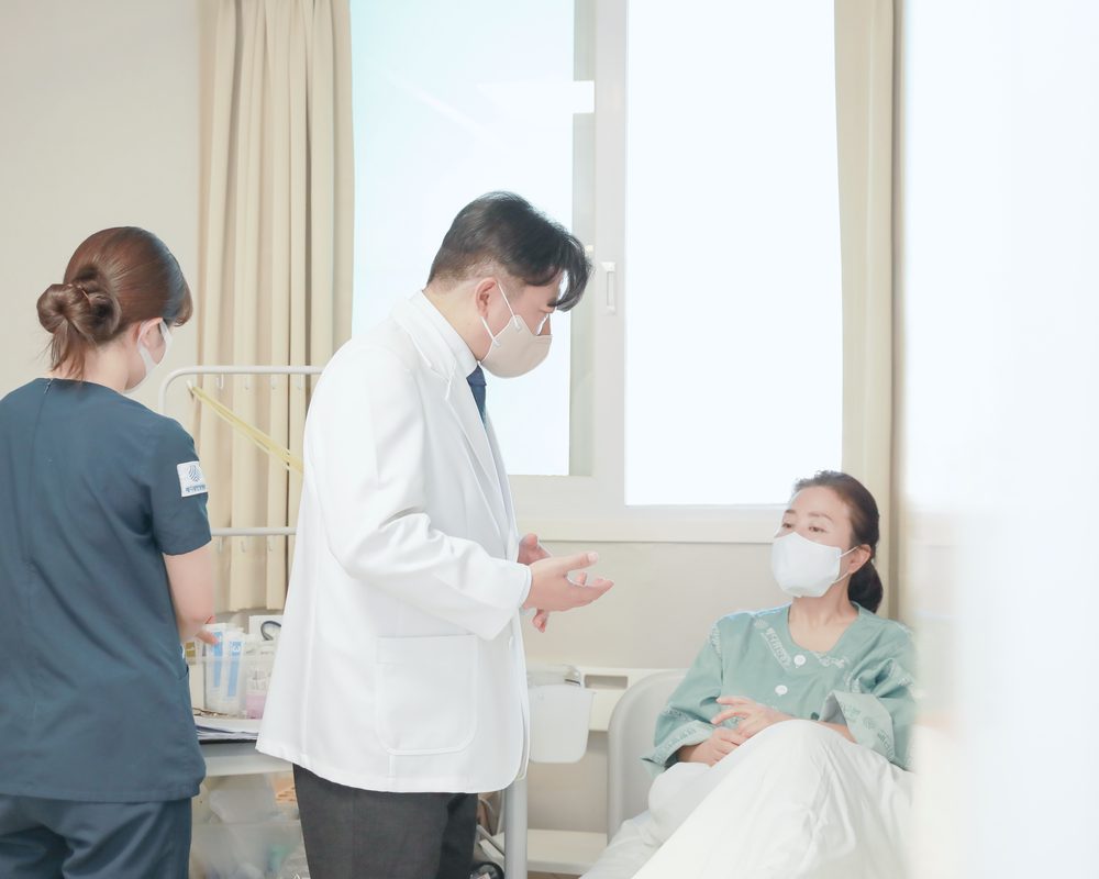 메디람한방병원 원장이 병상에서 환자의 회복 상태를 확인하는 모습