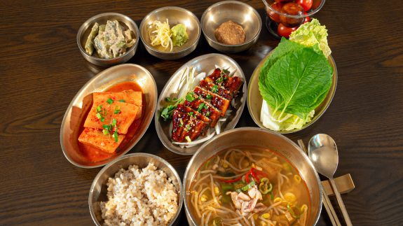 외래를 다녀온 날 입원 환자에게 나온 두부조림과 잡곡밥, 쌈 채소를 곁들인 병원 식단