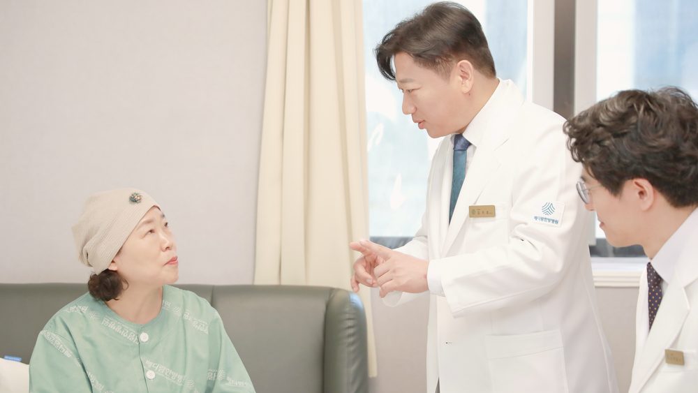 메디람한방병원 원장이 병실에서 환자에게 외래 일정과 회복 계획을 설명하는 모습