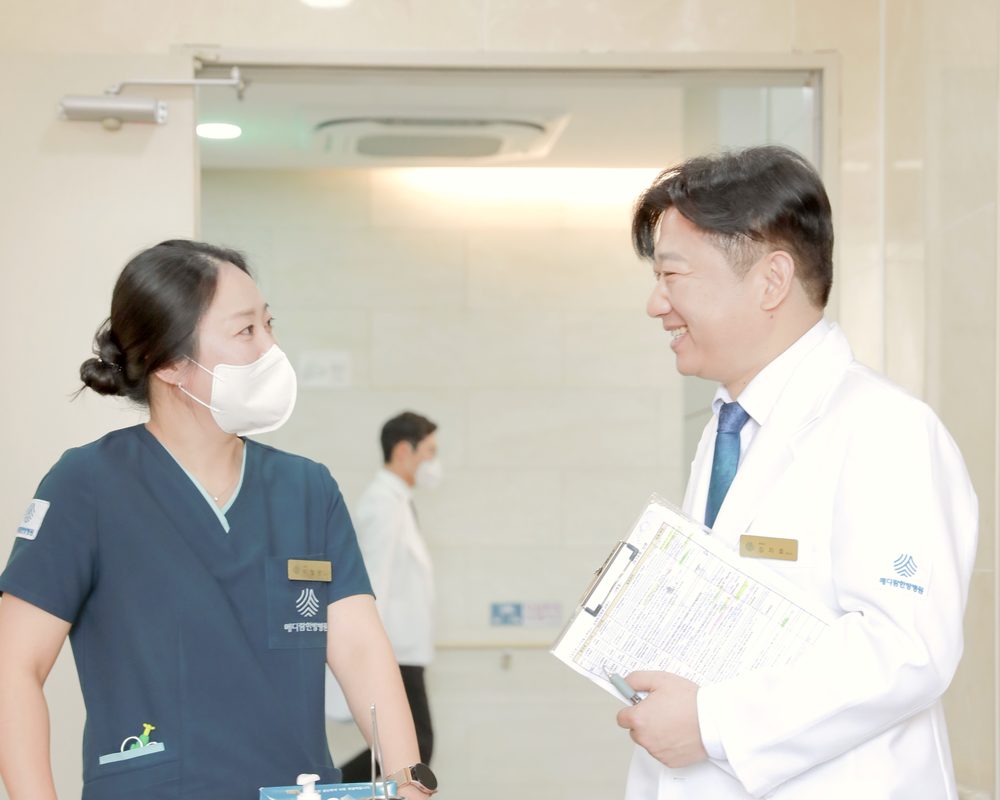 김지호 대표원장이 간호사와 함께 병동을 돌며 입원 환자의 식사량과 체중 기록을 확인하러 가는 모습