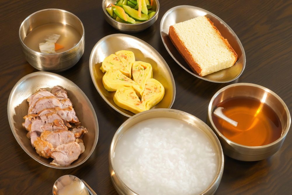 외래 검사로 금식한 날 돌아와 먹기 좋은 흰죽과 계란말이, 맑은 국이 담긴 메디람 병원식