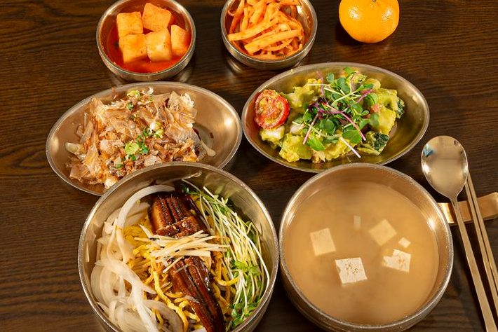 밥과 나물, 두부 된장국, 생선 반찬을 작은 그릇에 나눠 담아 한 번에 많이 먹지 않도록 차린 메디람한방병원 식사