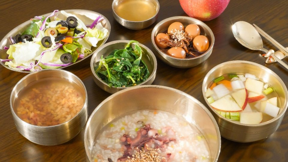 부드러운 영양죽과 맑은 국, 나물과 물김치를 곁들여 속이 불편한 날 먹기 쉽게 차린 식사