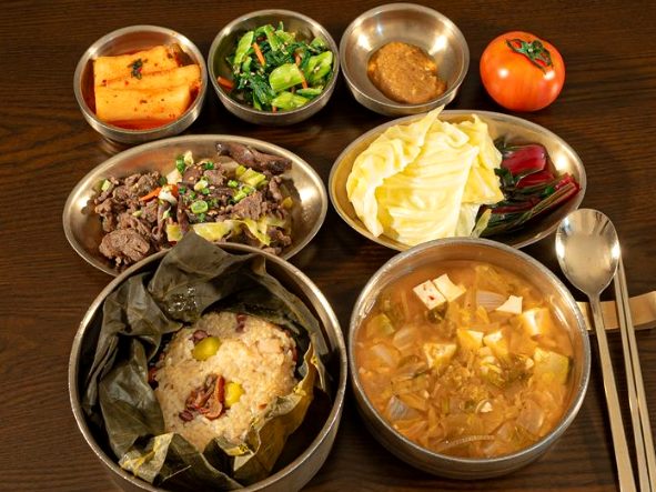 잡곡밥과 생선, 나물 반찬으로 차려 영양제 없이도 고르게 먹을 수 있게 구성한 병원 일반식 한 상