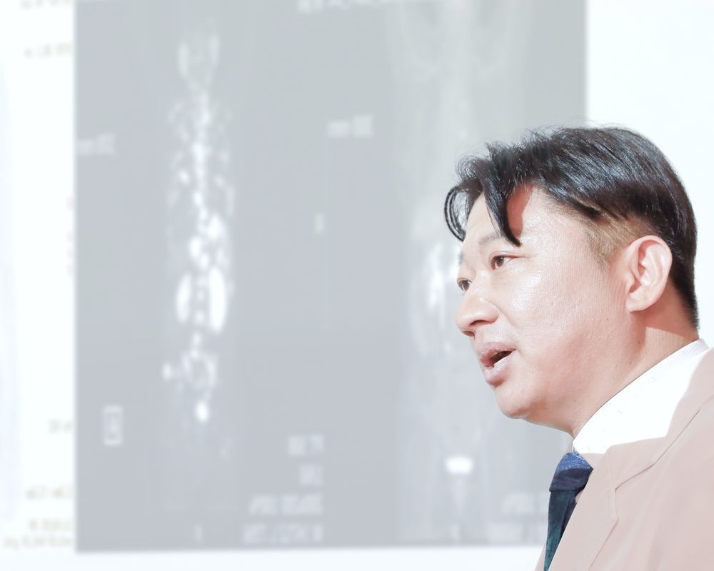 의료진이 모니터에 띄운 검사 화면을 가리키며 결과가 뜻하는 내용을 하나씩 짚어 주는 진료실 모습