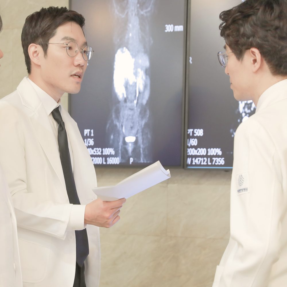 의료진 두 명이 대형 모니터에 띄운 영상 검사 사진을 보며 결과를 함께 검토하는 모습