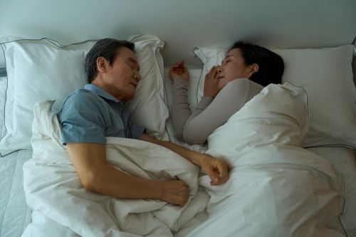 파킨슨병 잠꼬대, 그냥 넘기면 안 되는 이유 썸네일 이미지